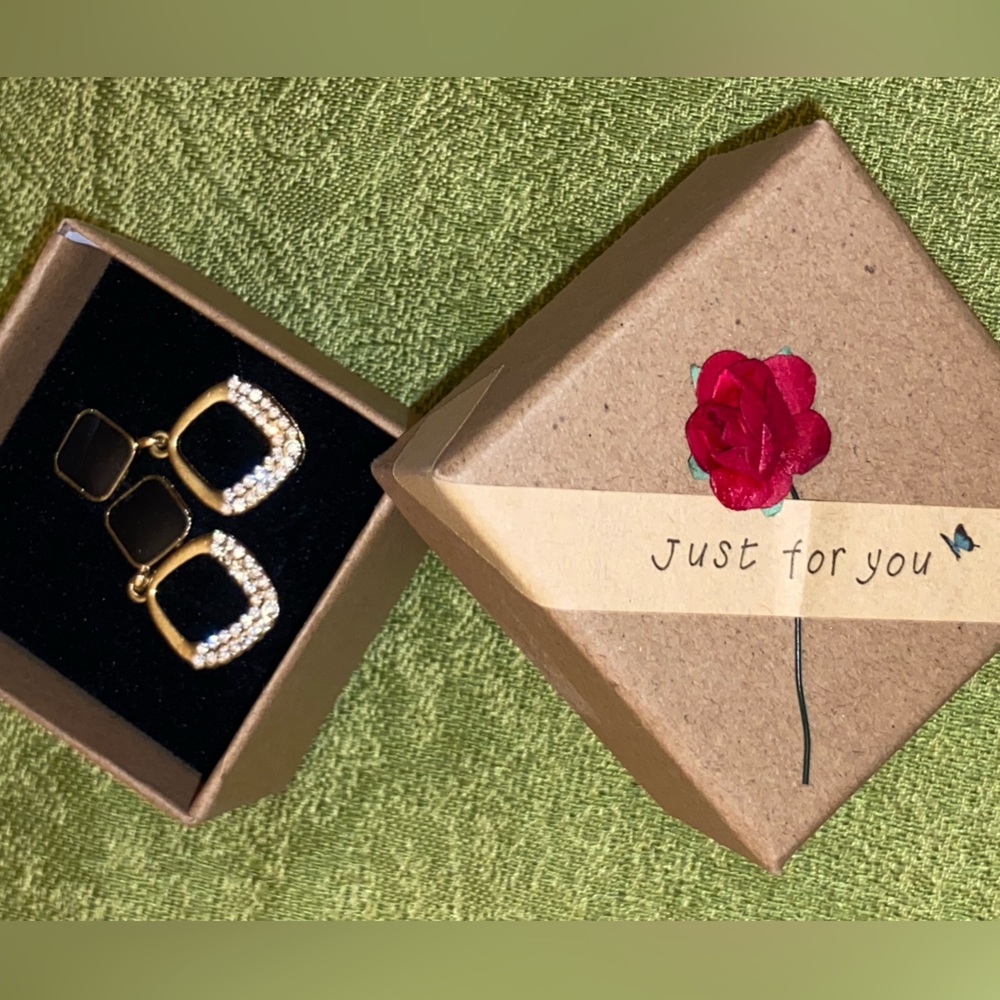 NWOT Elegant Black & Gold Pierced Earrings- Valentine’s Day,Birthdays,Christmas🎄 - Picture 8 of 16